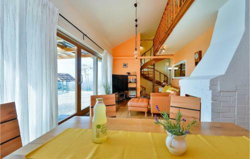 Three-bedroom Holiday Home In Dragoslavec
