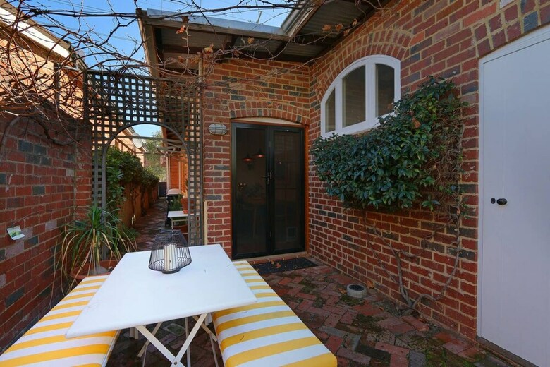 Designer 2 Bedroom House With Garden In Northbridge