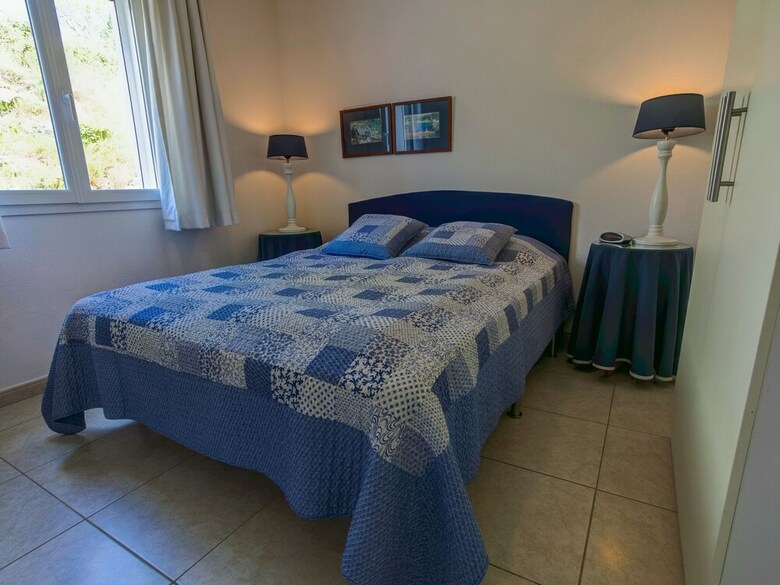 Luxurious Villa In Camplong With Jacuzzi