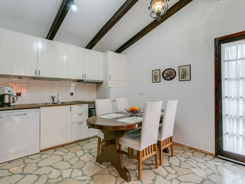 Spacious Holiday Home In Seget Vranjica With Garden