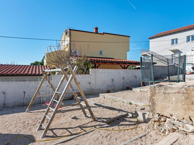 Comfortable Holiday Home In Pirovac With Garden