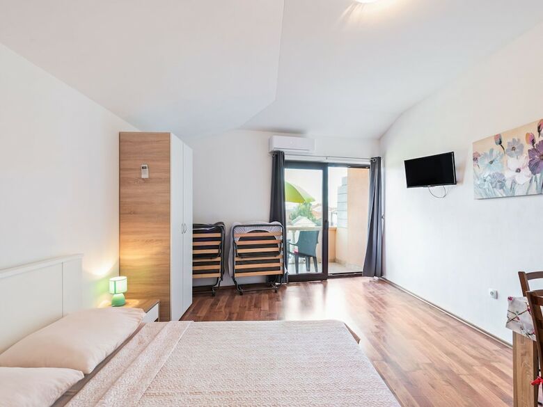 Pleasant Apartment In Posedarje Near Sea