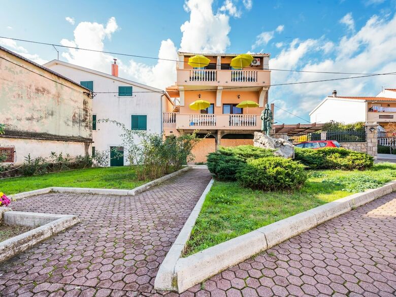 Pleasant Apartment In Posedarje Near Sea