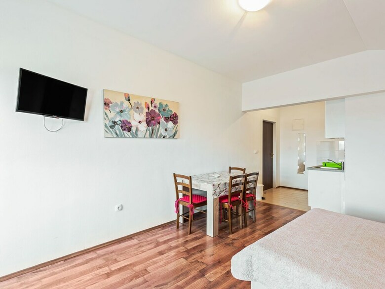 Pleasant Apartment In Posedarje Near Sea