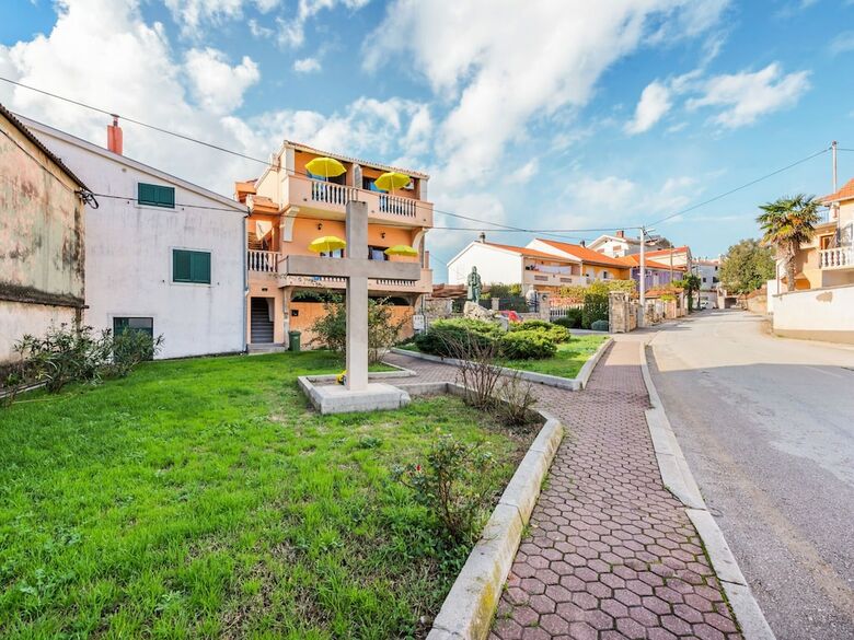 Pleasant Apartment In Posedarje Near Sea