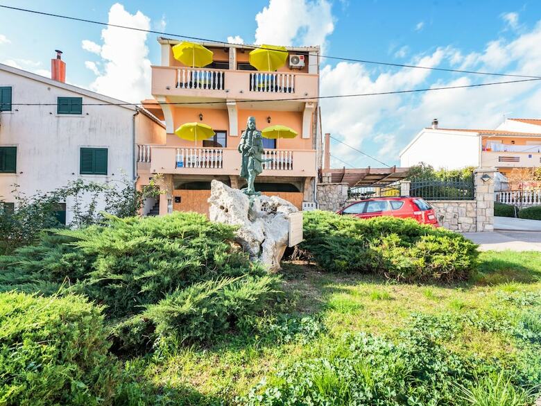 Pleasant Apartment In Posedarje Near Sea