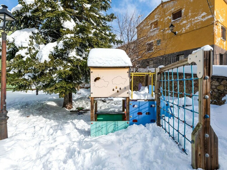 Comfy Apartment In Gudar With Heating