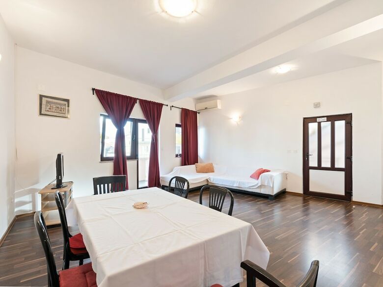 Lovely Holiday Home In Posedarje With Balcony