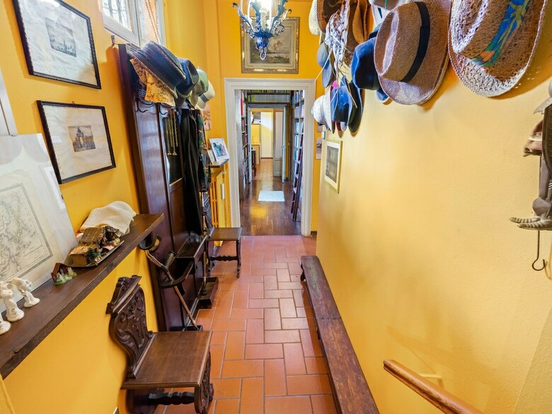Colourful Holiday Home In Castelletto Ticino With Jacuzzi