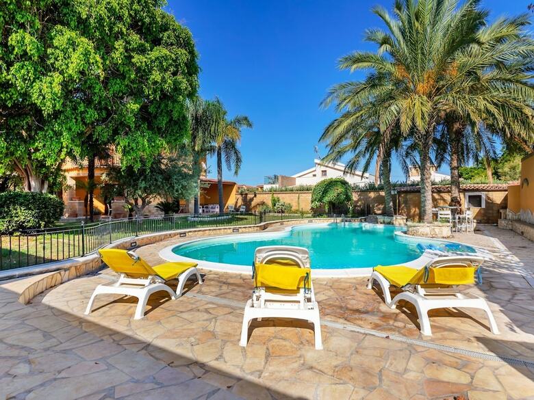 Peaceful Holiday Home In Punta Milocca With Private Pool