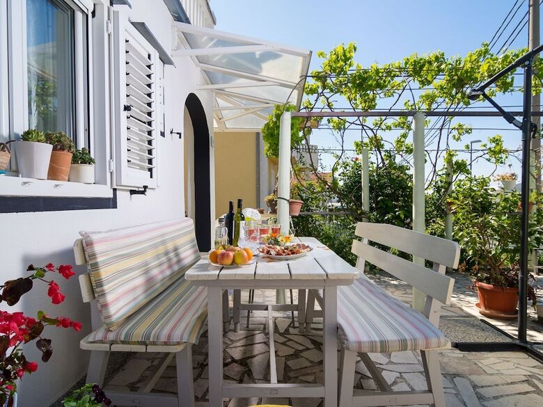 Aesthetic Holiday Home In Plano With Private Terrace