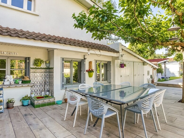 Comfortable Holiday Home In Roanne With Swimming Pool