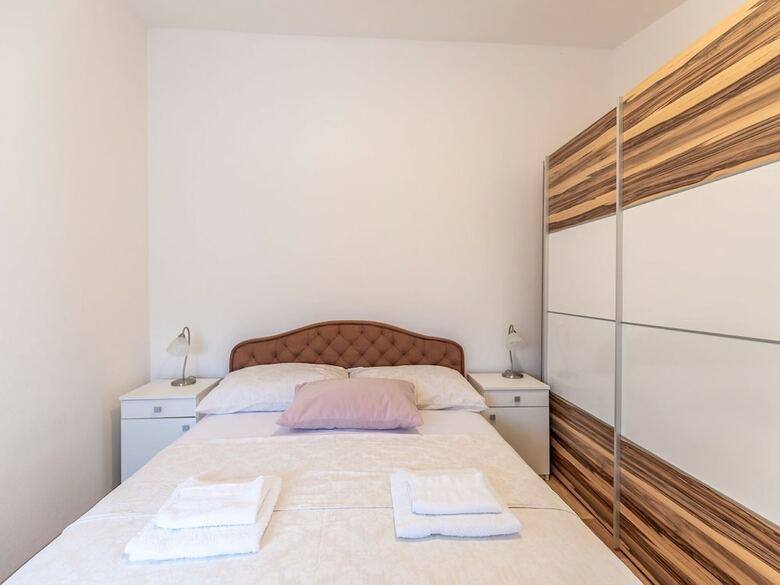 Waterfront Apartment In Vir With Balcony Near Seabeach