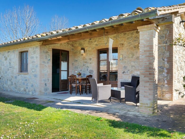 Quaint Cottage In Citt� Della Pieve With Swimming Pool