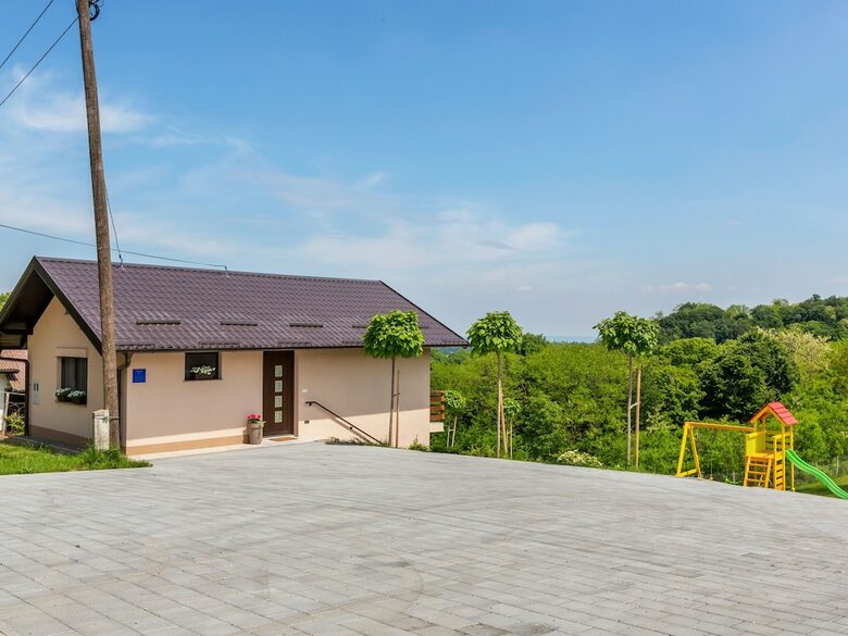 Alluring Holiday Home In Dragoslavec With Barbecue