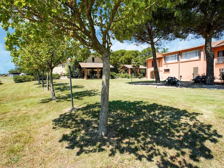 Enticing Holiday Home In Castiglione Del Lago With Pool