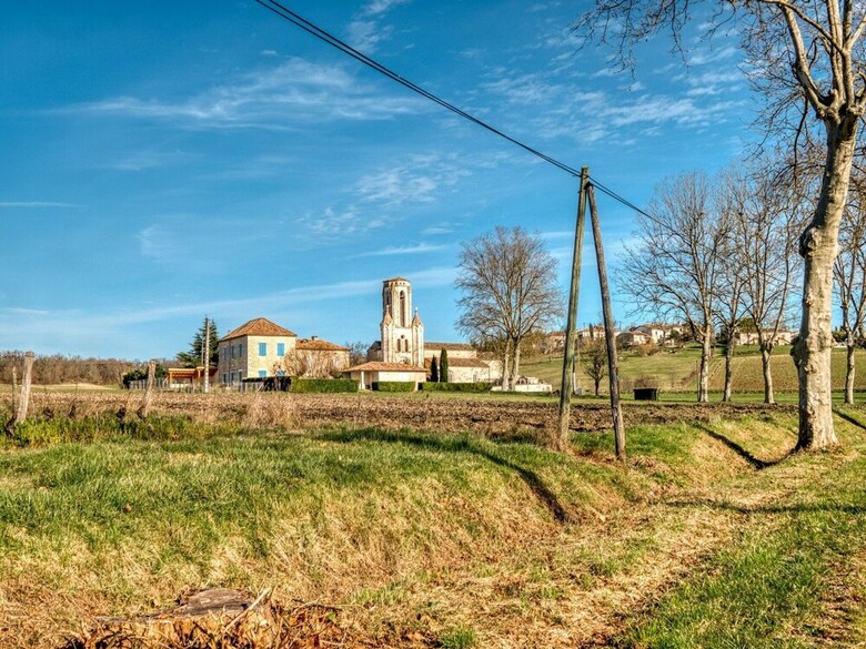 Elegant Holiday Home In Montpezat-de-quercy With Barbecue