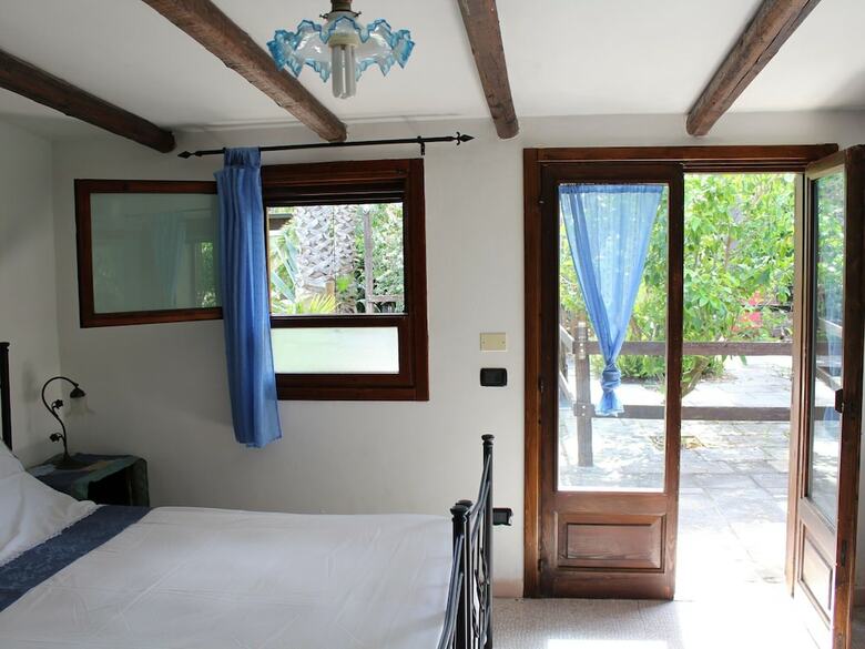Secluded Holiday Home In Matino With Swimming Pool