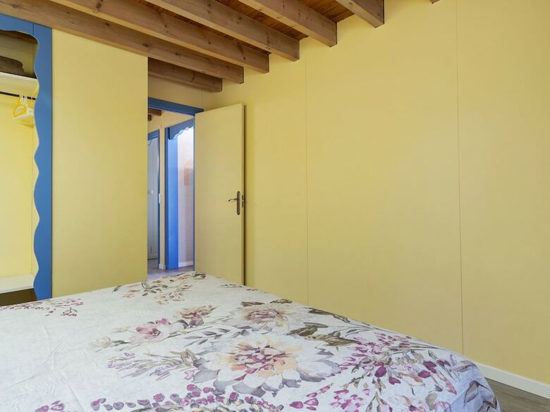 Sun-baked Bungalow In Oliva With Swimming Pool