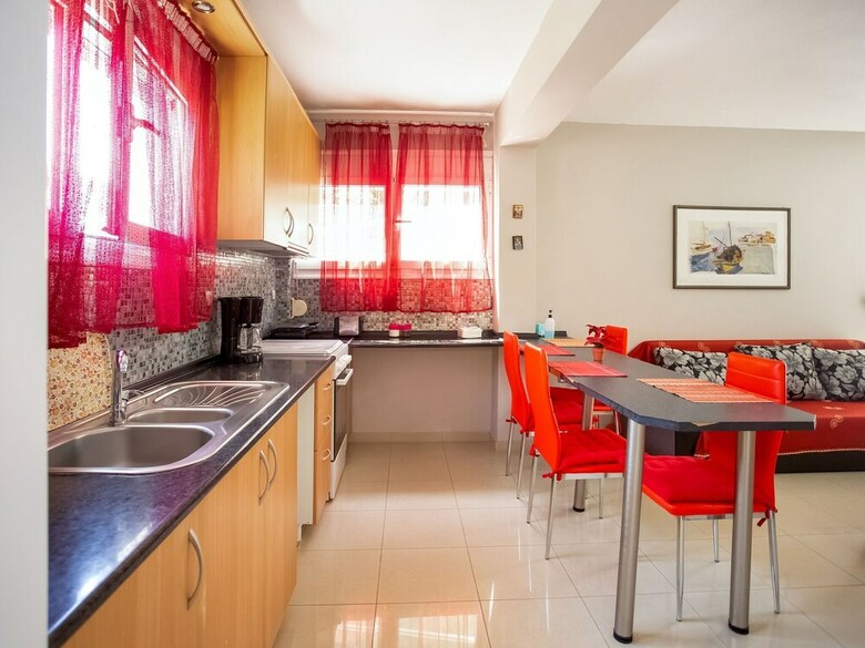 Pleasant Apartment In N. Irakleitsa With Garden