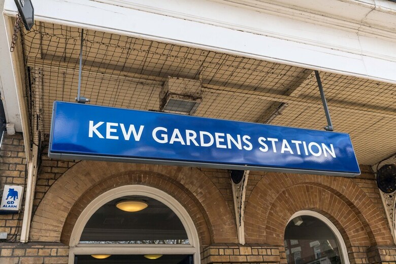 3bd Mews House With Courtyard In Kew