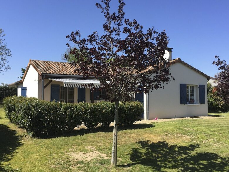 Detached Villa With Large Garden Near Beautiful Golf Course