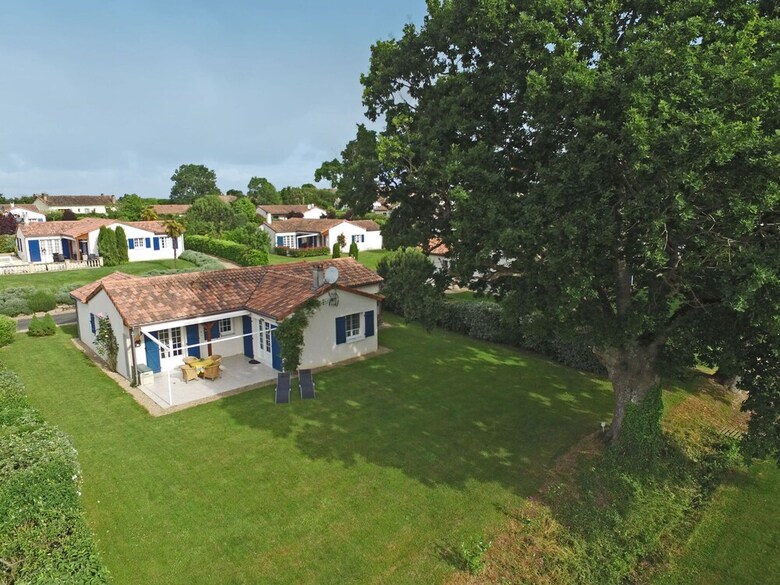 Detached Villa With Large Garden Near Beautiful Golf Course