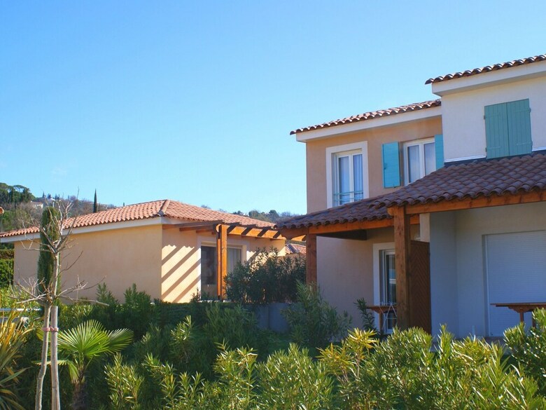 Beautiful House With Ac, Located Between Inland And Sea