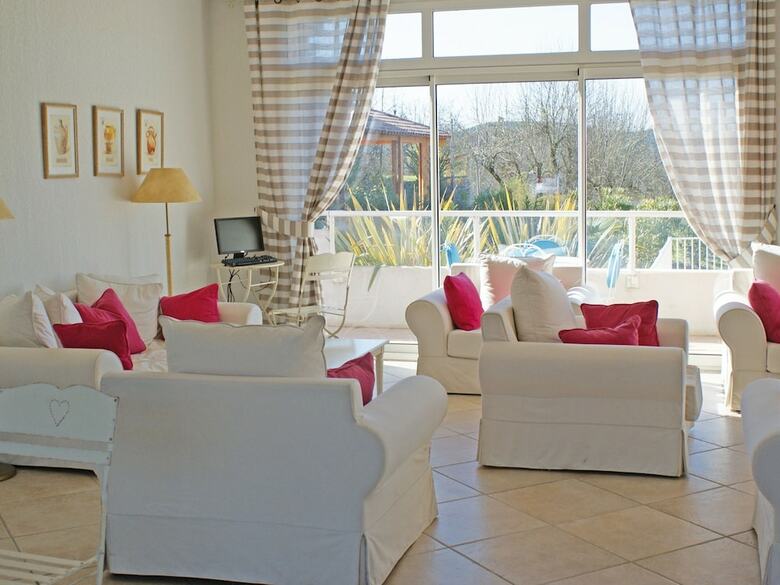 Beautiful House With Ac, Located Between Inland And Sea