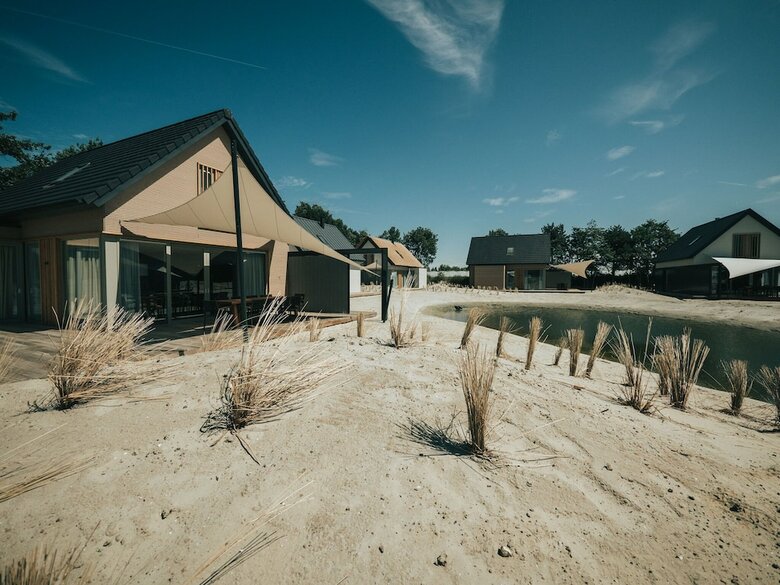 Luxurious Holiday Home With A Fire Place 800m From The Beach