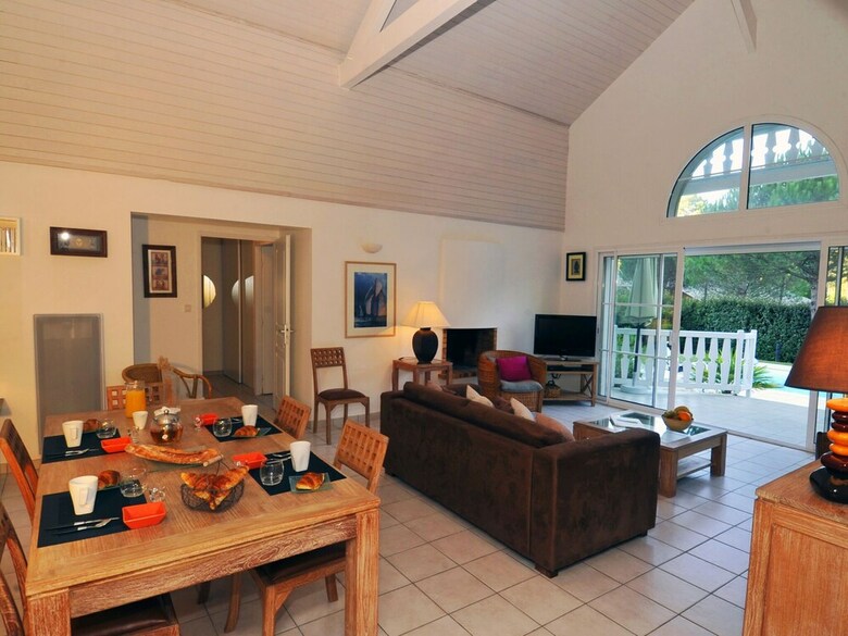 Luxurious Villa With A Fire Place At 2 Km. From The Sea