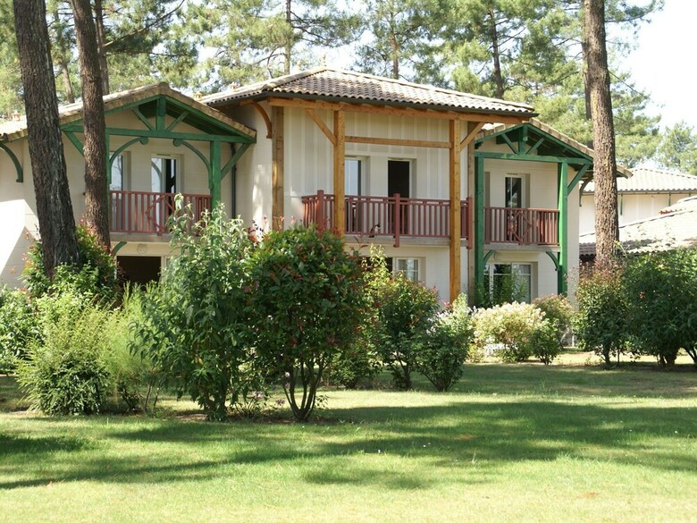 Semi-detached Holiday Home In Green Surroundings