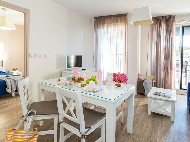 Comfortable Apartment With A View On The Beach And The Sea