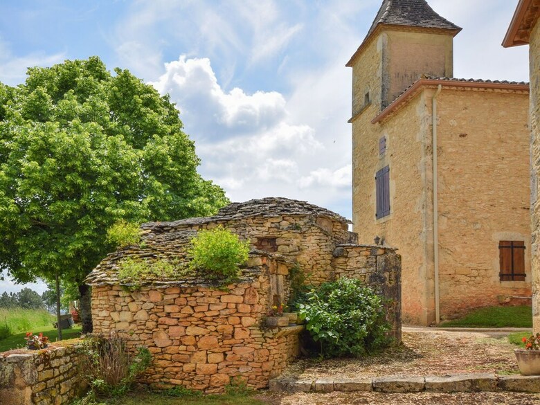 Villa Lush Holiday Home In Montcabrier With Swimming Pool