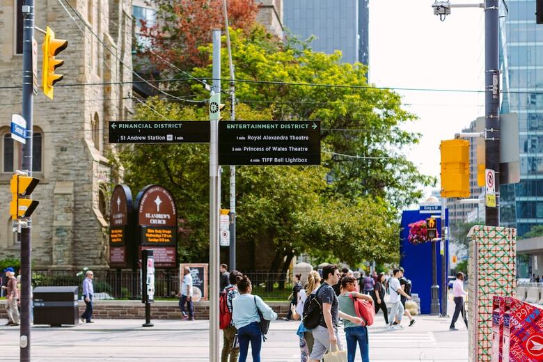 Quickstay - Modern Victorian Annex Home With Free Parking (Bathurst & Bloor)