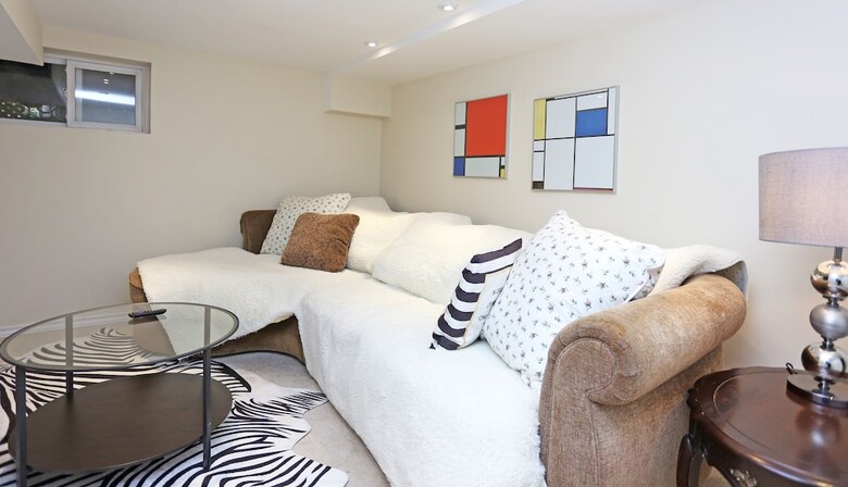 Quickstay - Modern Victorian Annex Home With Free Parking (Bathurst & Bloor)