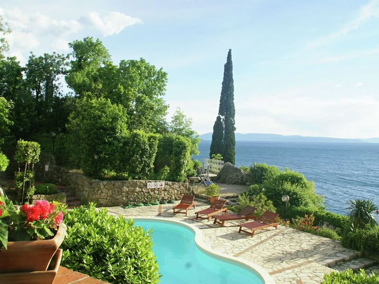 Cosy Apartment With Private Beach In Kraljevica