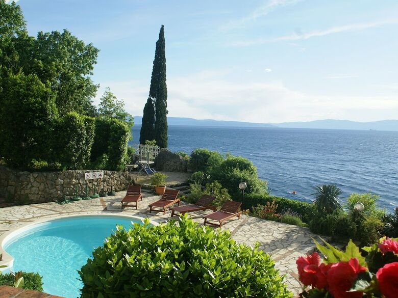 Cosy Apartment With Private Beach In Kraljevica