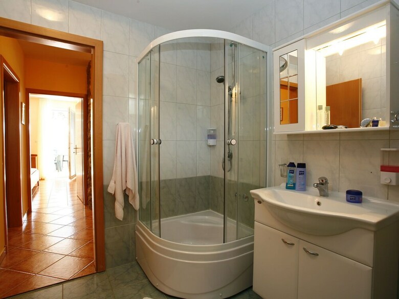 Well-kept Apartment With AC Just 12km From Sibenik