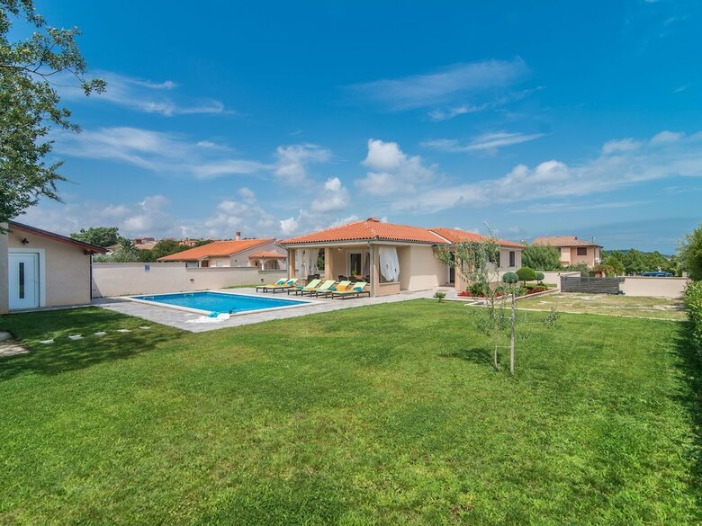 Stylish Villa In Li?njan With Swimming Pool