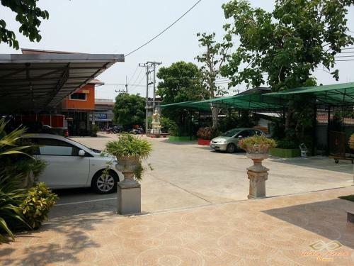 Waen Petch Place Hotel