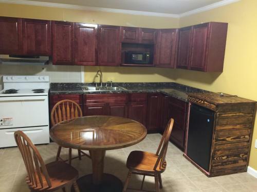 Hotel Dragon Inn & Suites