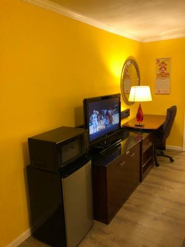 Hotel Dragon Inn & Suites