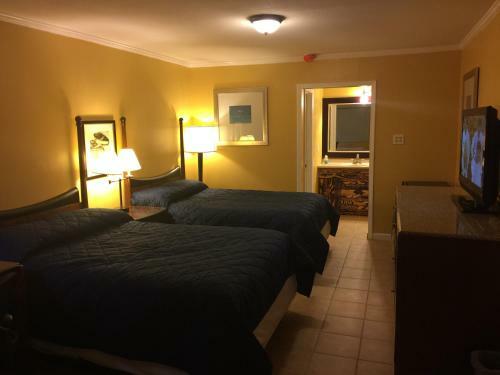 Hotel Dragon Inn & Suites