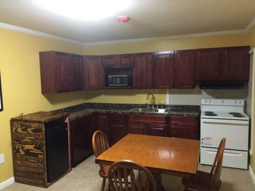 Hotel Dragon Inn & Suites