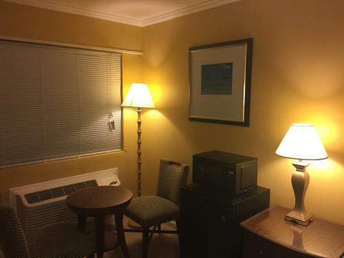 Hotel Dragon Inn & Suites
