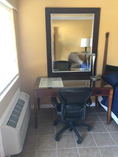 Hotel Dragon Inn & Suites