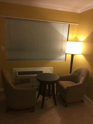 Hotel Dragon Inn & Suites