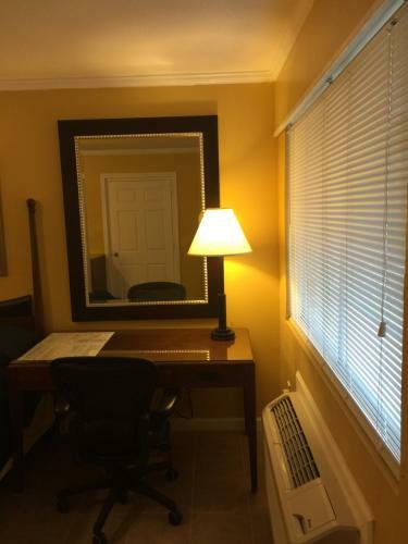 Hotel Dragon Inn & Suites