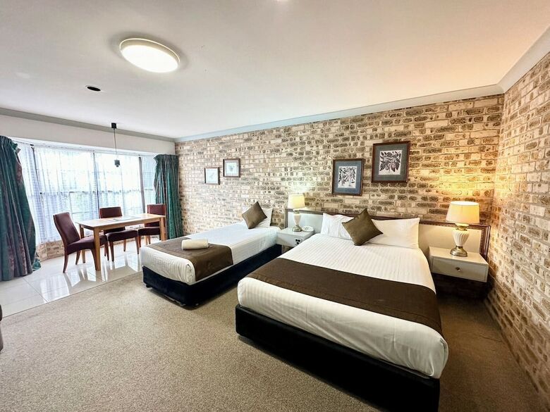 Hotel Airport Motel Sir Francis Drake